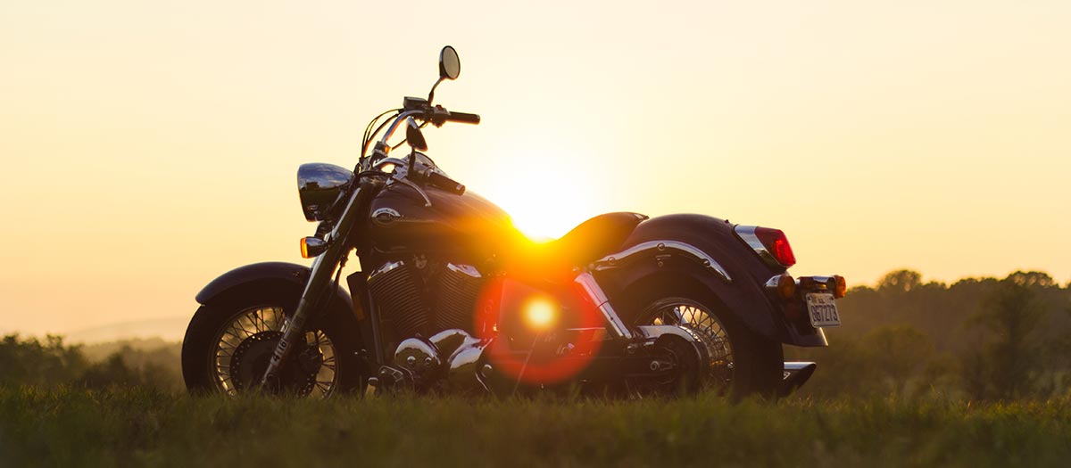 Moottoripyörä auringonlaskussa